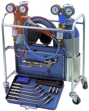 Portable set for autogenous welding and cutting in one set